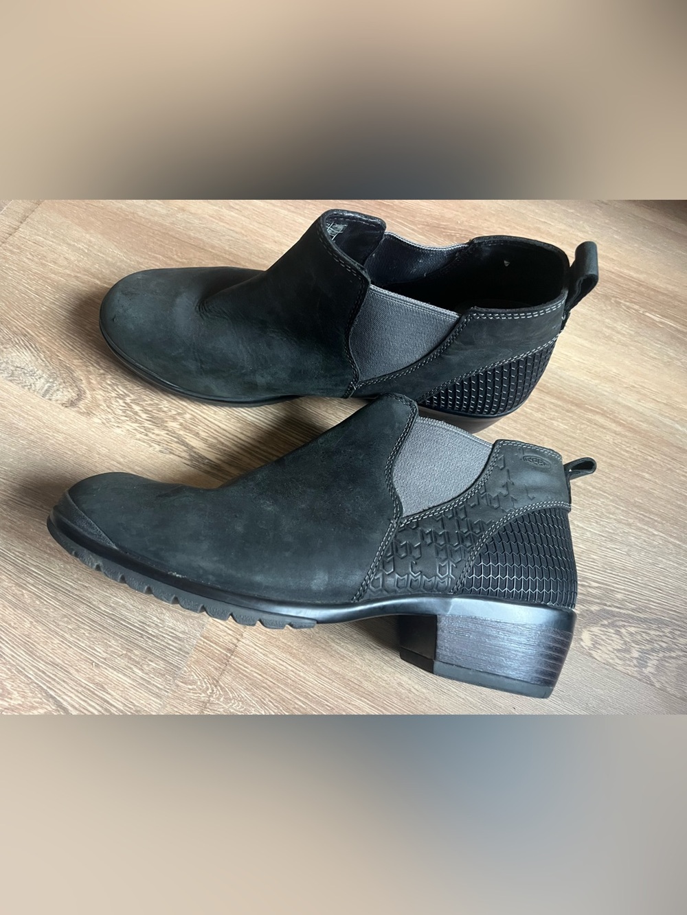 Keen size 11 Women's Chelsea Ankle Boot with heel